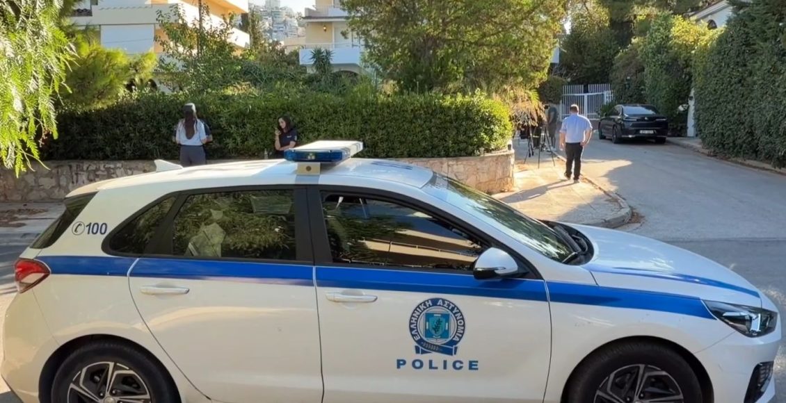 Γιώργος-Μαζωνάκης:-Αστυνομικοί-έξω-από-το-σπίτι-του-στη-Βούλα,-πολίτες-άφησαν-λουλούδια-–-Πού-επικεντρώνεται-η-έρευνα-της-ΕΛΑΣ.