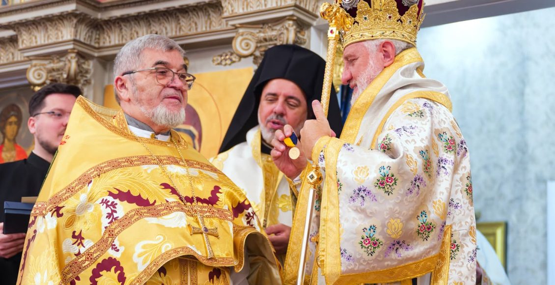 Μπρούκλιν:-Ο-Αρχιεπίσκοπος-Ελπιδοφόρος-απένειμε-στον-π.-Ολεξάντρ-Μπέλια-το-Μετάλλιο-του-Αγίου-Παύλου