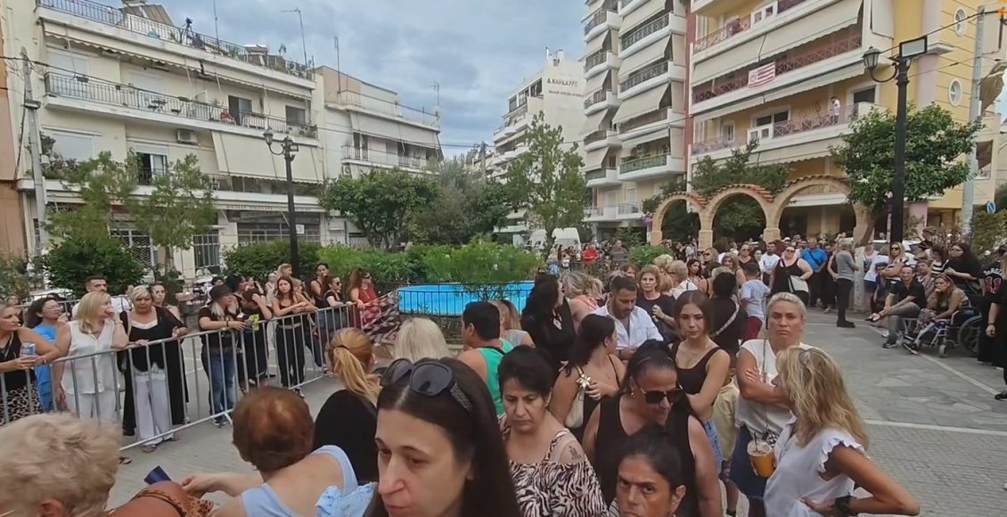 Γιώργος-Μαζωνάκης:-Πλήθος-κόσμου-περιμένει-τη-σορό-του-για-το-λαϊκό-προσκύνημα-στον-ιερό-ναό-Αγ.-Τριάδας-στη-Νίκαια-–-Δείτε-βίντεο