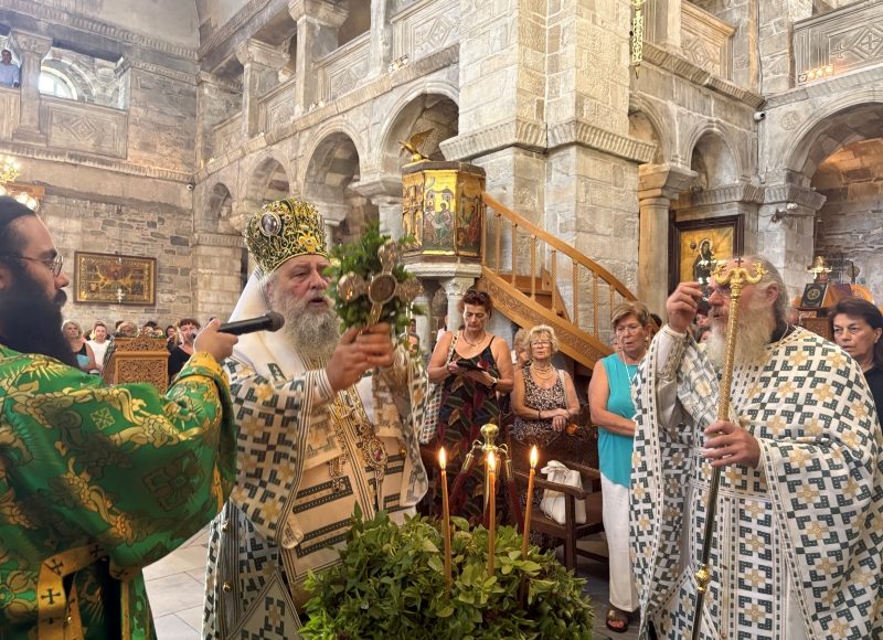 Η-Ύψωση-του-Τιμίου-Σταυρού-στο-Ιερό-Προσκύνημα-Παναγίας-Εκατονταπυλιανής-Πάρου