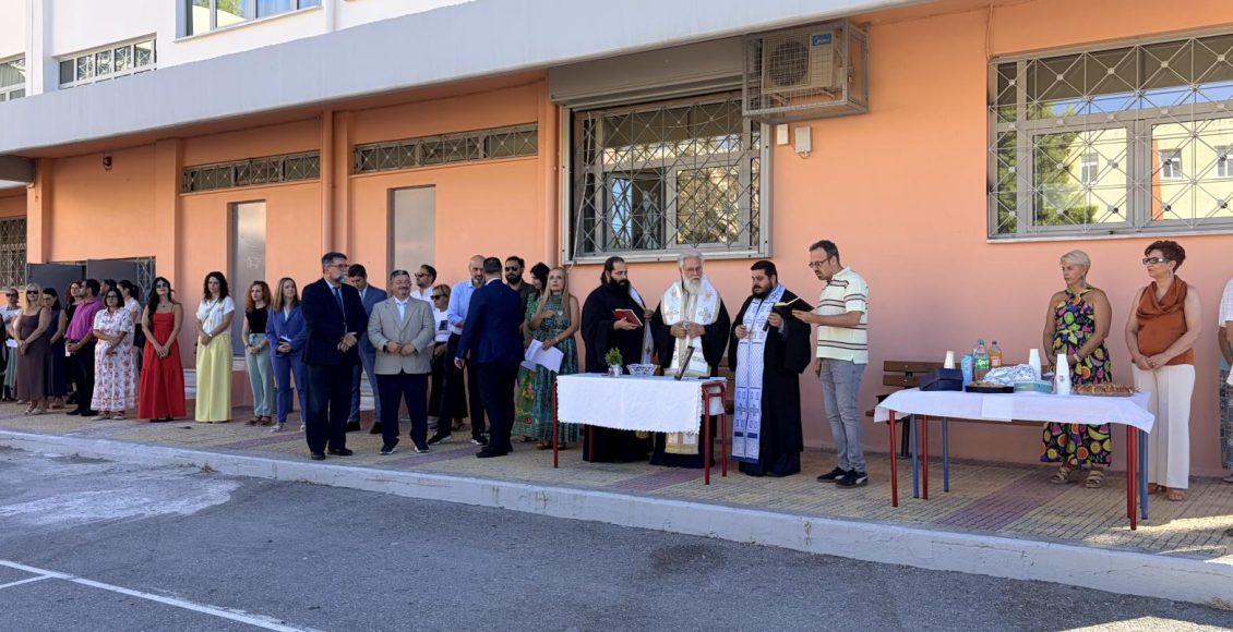 Ο-Μητροπολίτης-Ιλίου-Αθηναγόρας-στους-Αγιασμούς-για-τη-νέα-σχολική-χρονιά