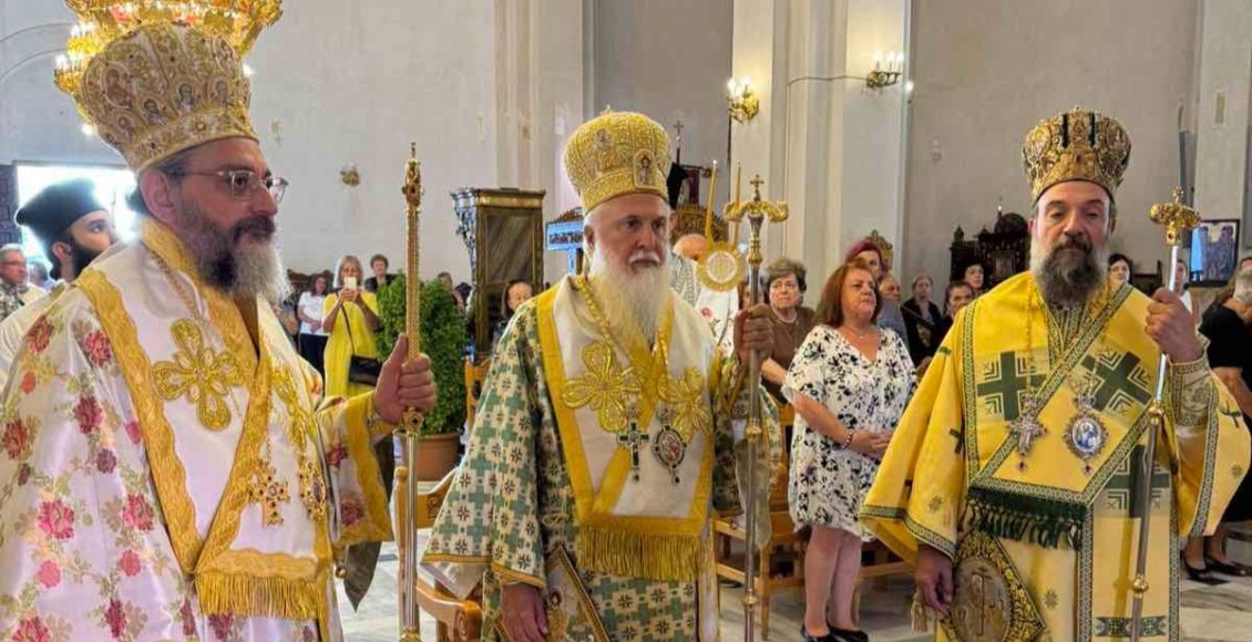 Τρισαρχιερατική-Θεία-Λειτουργία-για-την-Ύψωση-του-Τιμίου-Σταυρού-στη-Σαντορίνη