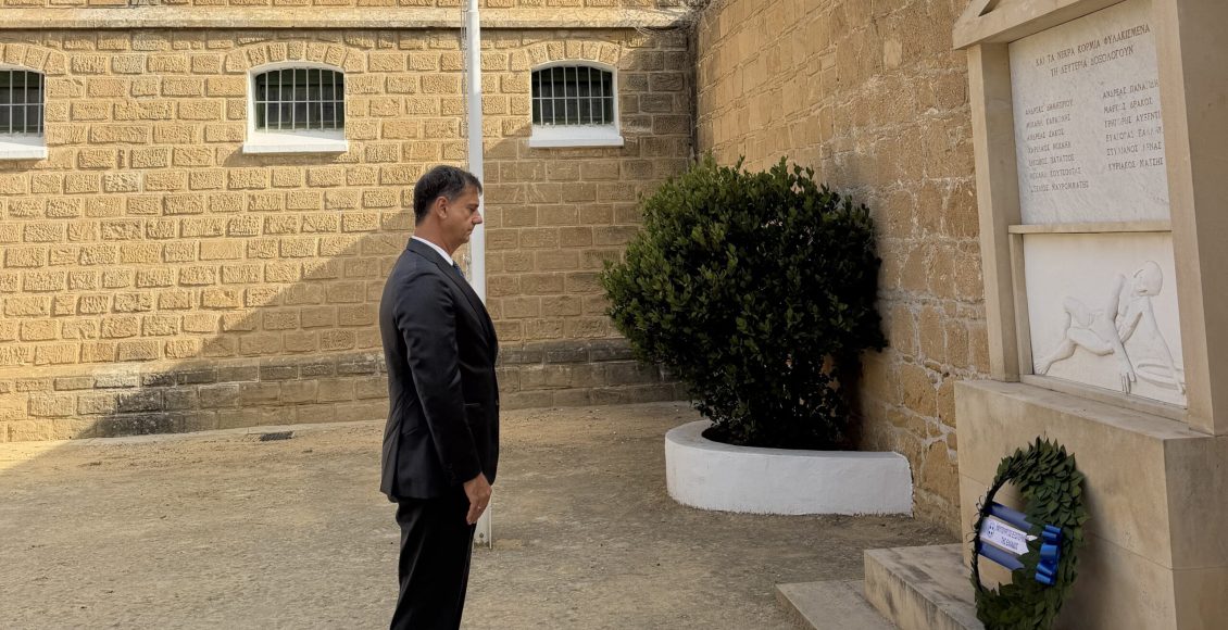 Ο-ΥΦΕΞ-Χάρης-Θεοχάρης-επισκέφθηκε-τον-Αρχιεπίσκοπο-Κύπρου