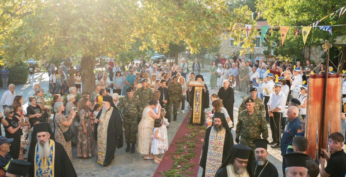 Πάνδημη-η-υποδοχή-του-Ιερού-Λειψάνου-του-Αγίου-Νεκταρίου-στο-Κρυονέρι-(ΦΩΤΟ)