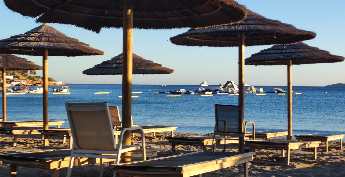«Τον-έριξε-στο-έδαφος-και-τον-χτύπαγε»-–-Συγκλονιστικές-μαρτυρίες-για-τον-φονικό-ξυλοδαρμό-για-μια-ξαπλώστρα-στη-Βουλιαγμένη