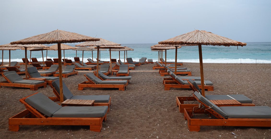 Συνελήφθη-και-η-21χρονη-μετά-τον-καβγά-για-την-ξαπλώστρα-που-κόστισε-τη-ζωή-στον-82χρονο-στην-Ακτή-Βουλιαγμένης