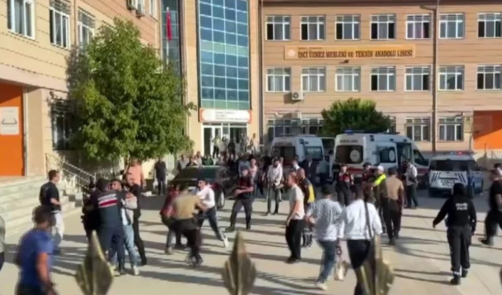 Ένοπλη-επίθεση-έξω-από-λύκειο-στην-Τουρκία-–-Αναφορές-για-τραυματίες-μαθητές