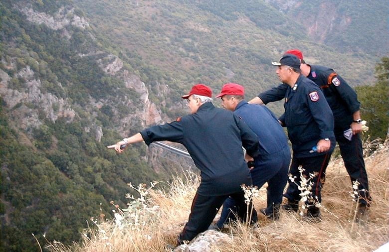Χωρίς-τις-αισθήσεις-του-ανασύρθηκε-ο-πυροσβέστης-που-έπεσε-σε-δύσβατη-περιοχή-στη-Ρόδο