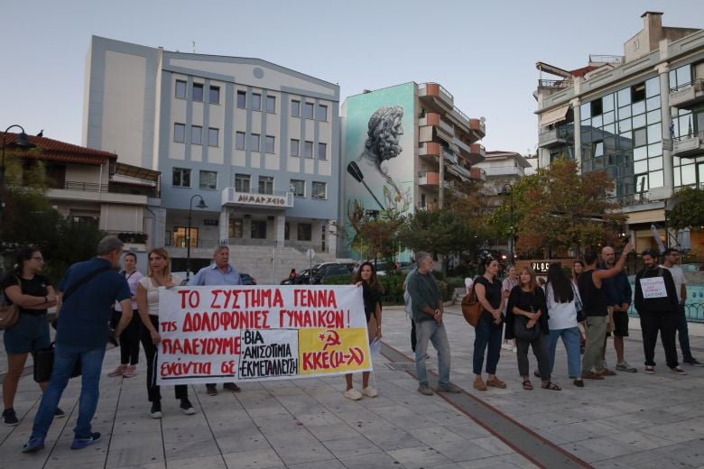 Πορεία-μέχρι-το-σημείο-της-γυναικοκτονίας-στην-Ηγουμενίτσα-–-Στις-11:00-η-κηδεία-της-25χρονης-Πηνελόπης
