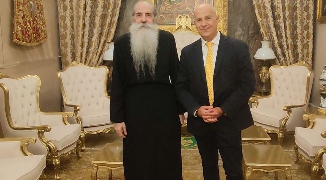 Ο-Αναπλ.-Γραμματέας-Πολιτισμού-του-ΠΑΣΟΚ,-Πάνος-Αβραμόπουλος,-στον-Μητροπολίτη-Πειραιώς-Σεραφείμ