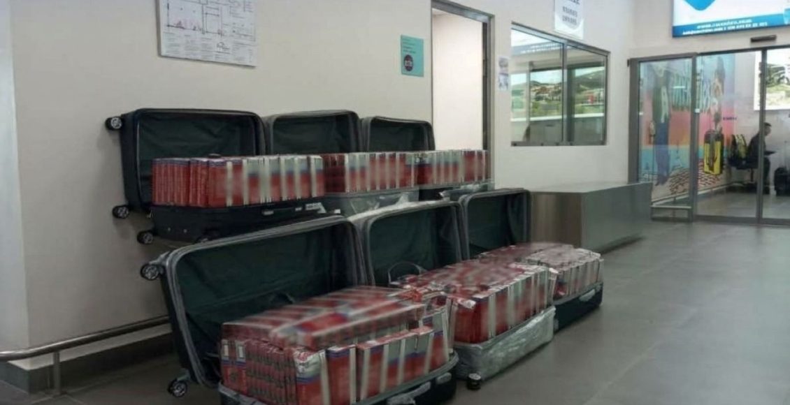 «Μπλόκο»-σε-120.000-τσιγάρα-και-4,5-κιλά-λαθραίου-καπνού-ναργιλέ-στο-αεροδρόμιο-Μυκόνου-–-Δύο-συλλήψεις