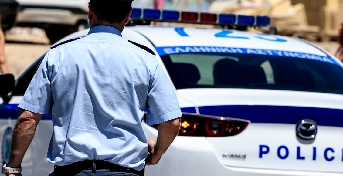 «Δανείστηκε-από-το-δημόσιο-ταμείο»:-Ελεύθερος-με-όρους-ο-αστυνομικός-που-έπαιρνε-«φακελάκια»-για-να-σβήνει-κλήσεις