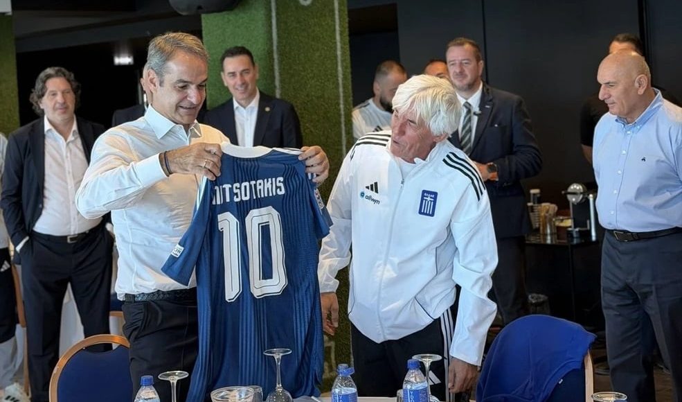 Ο-Μητσοτάκης-στο-ξενοδοχείο-της-Εθνικής-Ελλάδος:-«Εκπλήξατε-πολλούς-αλλά-όχι-τους-εαυτούς-σας»-είπε-στους-διεθνείς