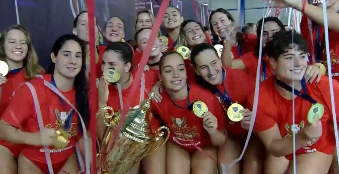 Ολυμπιακός:-Η-απονομή-του-ευρωπαϊκού-Σούπερ-Καπ-μετά-τον-θρίαμβο-επί-της-Καταλούνια