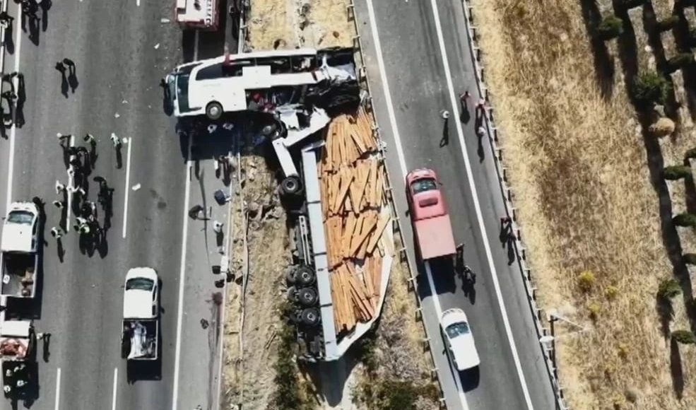 Πολύνεκρο-τροχαίο-στην-Τουρκία:-Τουριστικό-λεωφορείο-συγκρούστηκε-με-φορτηγό-–-Τουλάχιστον-11-νεκροί