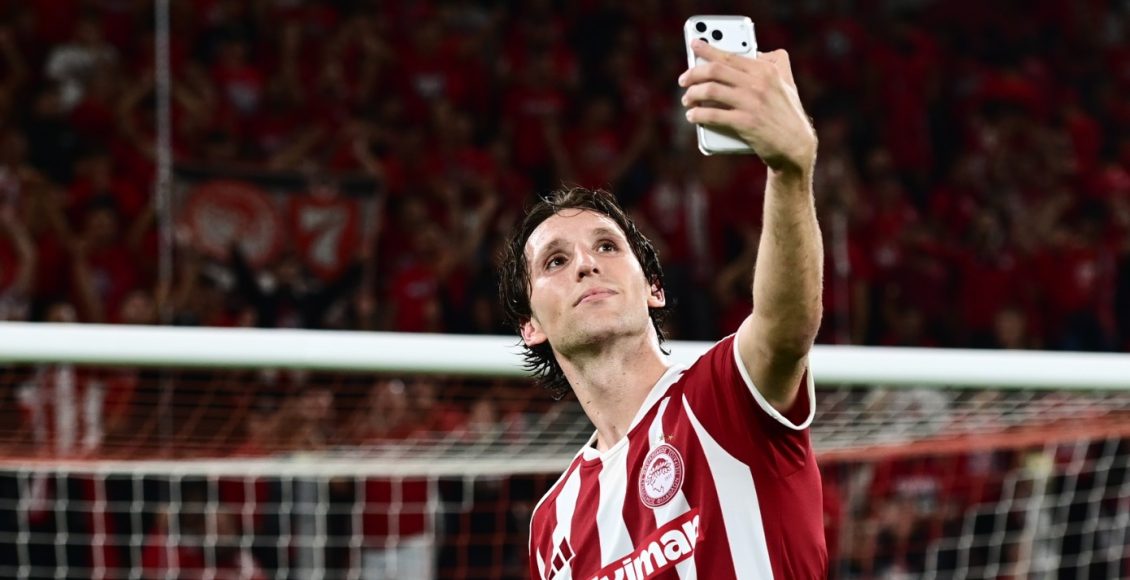 Ολυμπιακός:-Η-selfie-του-Ρέτσου-με-τους-οπαδούς-μετά-τη-νίκη-επί-του-Παναθηναϊκού