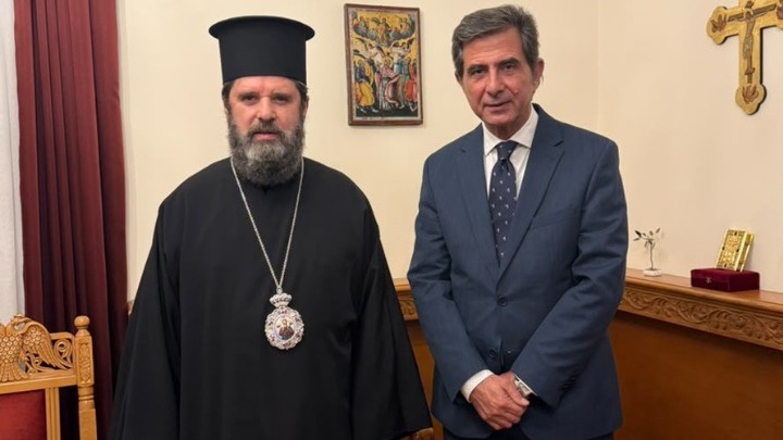 Ο-Υφυπουργός-Μακεδονίας-και-Θράκης-Κώστας-Γκιουλέκας-στον-Αρχιεπίσκοπο-Αλβανίας-Ιωάννη
