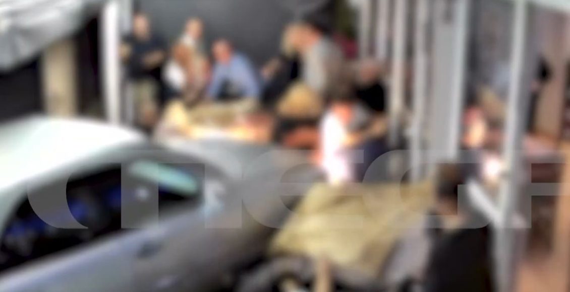 «Ευτυχώς-δεν-είχαμε-νεκρούς»-–-Μαρτυρίες-για-το-αυτοκίνητο-που-έπεσε-σε-τραπεζοκαθίσματα-ταβέρνας-στον-Εύοσμο
