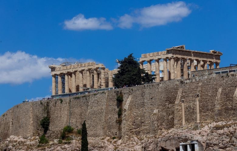 Έπαρση-της-σημαίας-στον-Ιερό-Βράχο-της-Ακρόπολης-για-τα-82-χρόνια-από-την-απελευθέρωση-της-Αθήνας