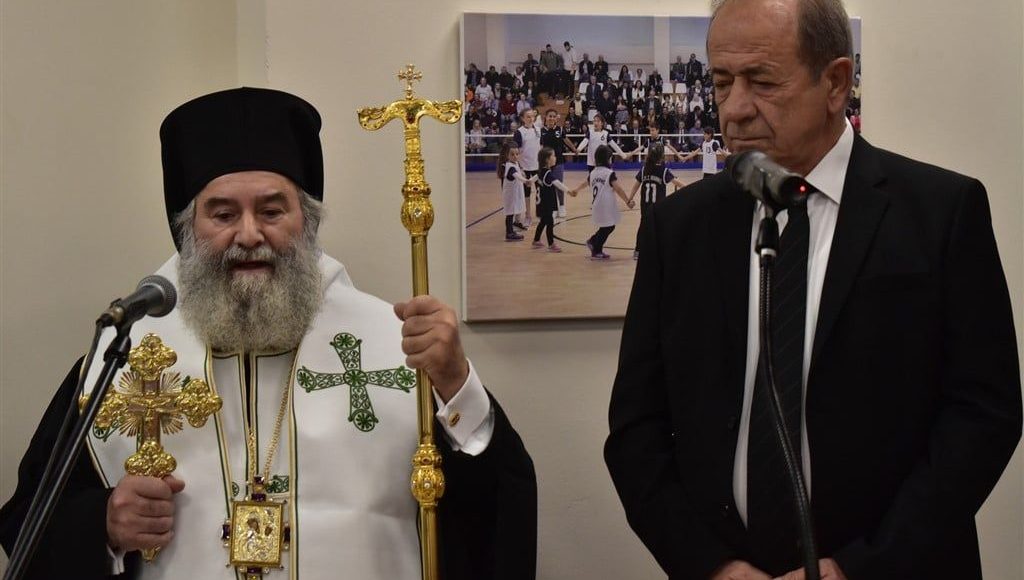 Κοντά-στον-ασθενή-Δήμαρχο-Μάνης-ο-Μητροπολίτης-Χρυσόστομος