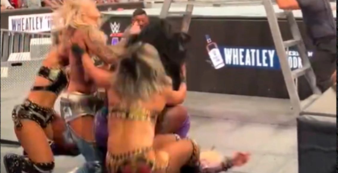 Σοκ-στο-wwe:-Η-Τίφανι-Στράτον-έπεσε-με-το-κεφάλι-και-τον-αυχένα-από-σκάλα-–-Το-σοκαριστικό-video