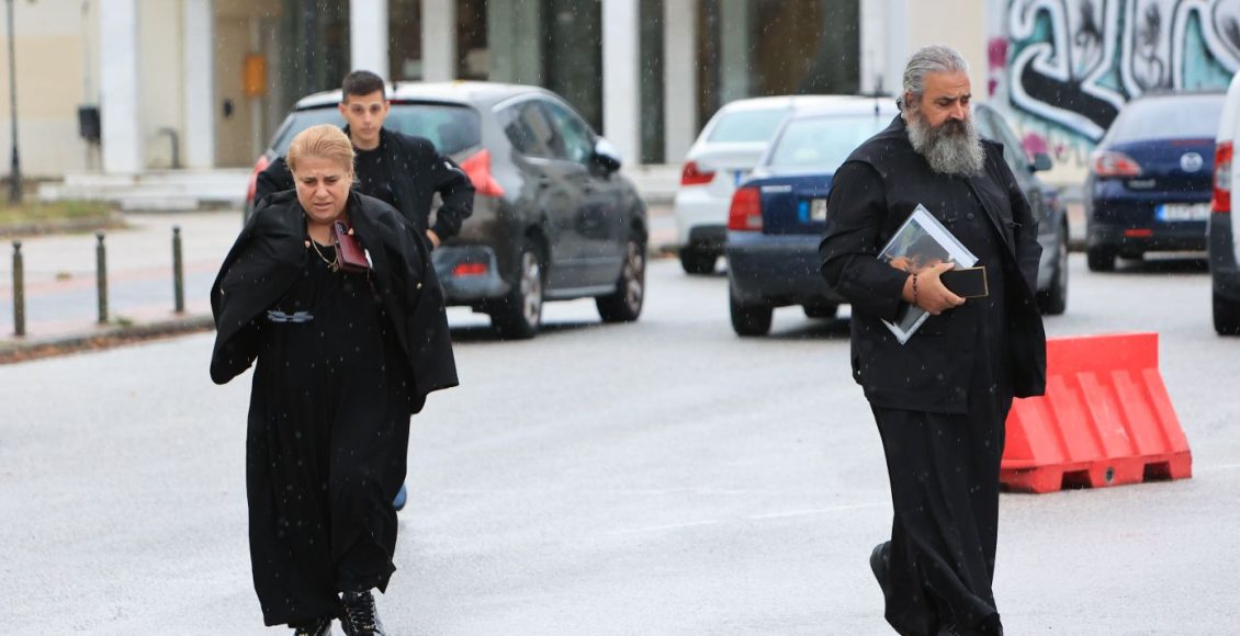 Συγκλόνισαν-οι-γονείς-του-23χρονου-Κύπριου-φοιτητή-στη-δίκη-για-τα-Τέμπη:-«Τον-έφεραν-γυμνό-σε-νάιλον-σακούλα-–-Είχε-παράξενα-εγκαύματα-και-μύριζε-χημικά»