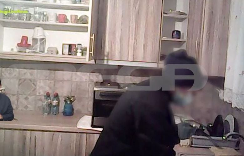 Σοκάρει-το-βίντεο-ντοκουμέντο-με-την-41χρονη-να-δηλητηριάζει-τα-τρόφιμα-του-πρώην-συζύγου-της-στο-Περιστέρι
