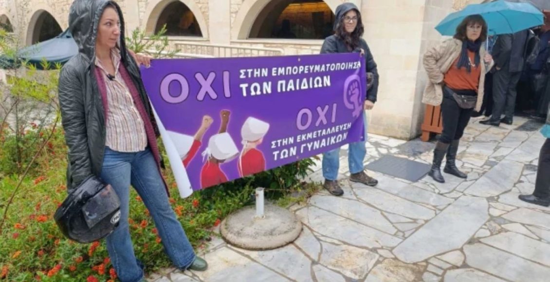 Υπόθεση-εμπορίας-βρεφών-στα-Χανιά:-Με-διαμαρτυρίες-και-αυξημένα-μέτρα-ασφαλείας-η-έναρξη-της-δίκης-–-Στο-εδώλιο-33-άτομα