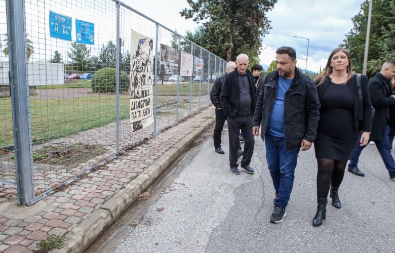 Δίκη-για-τα-Τέμπη:-«Έχουμε-πολλά-αναπάντητα-ερωτήματα-–-Θέλουμε-την-αλήθεια»,-κατέθεσε-ο-Πάνος-Ρούτσι