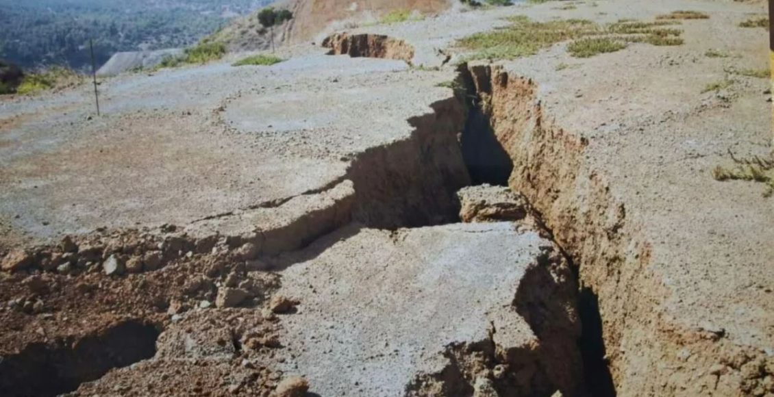 Σταυροβούνι:-Σήμα-κινδύνου-από-τους-μοναχούς-για-κατολίσθηση-–-Τεράστιες-ρωγμές-στο-έδαφος