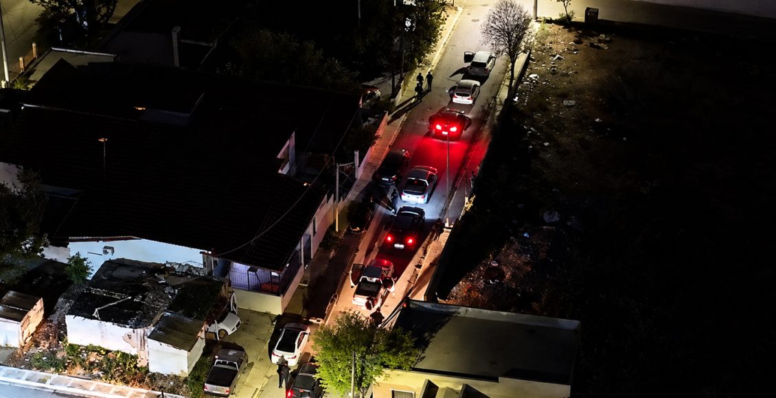 Επιχείρηση-«μαμούθ»-στα-Μέγαρα:-Πάνοπλοι-αστυνομικοί-εισβάλουν-σε-σπίτι-σπείρας-–-Τα-εντυπωσιακά-βίντεο-από-drone