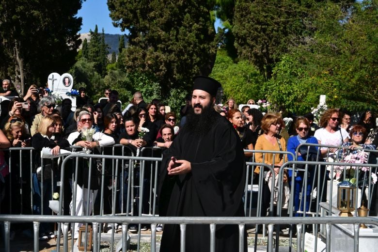 Πλήθος-κόσμου-στο-μνημόσυνο-του-Γιώργου-Μαζωνάκη-στη-Νίκαια-–-Δείτε-εικόνες