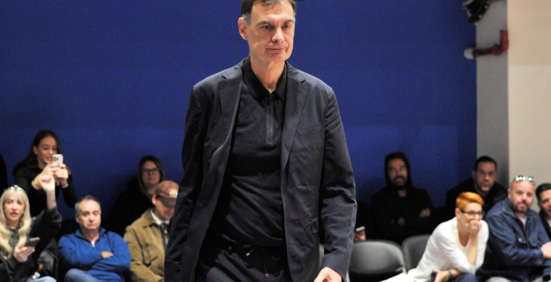 Ενοχλήθηκε-ο-Μπαρτζώκας-μετά-τη-νίκη-του-Ολυμπιακού:-«Ρε-παιδιά-μην-ανοίγετε-τώρα,-αφού-μιλάω»
