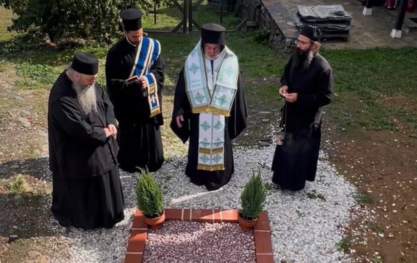 Άγιον-Όρος:-Ο-Θυατείρων-Νικήτας-τέλεσε-Τρισάγιο-στον-τάφο-του-μακαριστού-Ιερομονάχου-Ευσεβίου