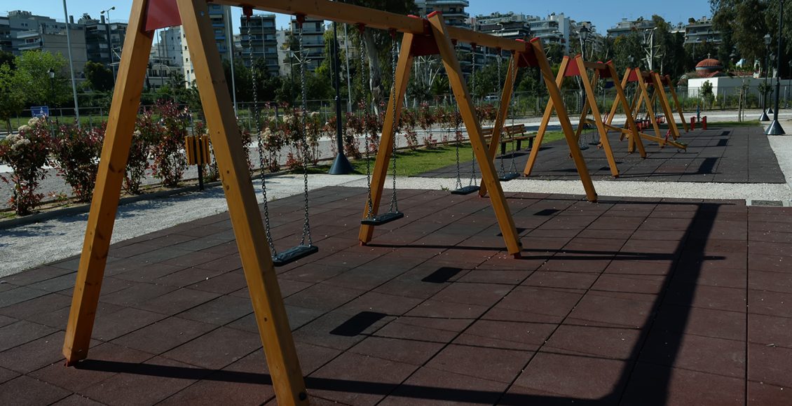 25χρονος-έπεσε-με-το-αυτοκίνητό-του-σε-περίφραξη-παιδικής-χαράς-στο-Μενίδι,-έβρισε-και-απείλησε-τους-αστυνομικούς