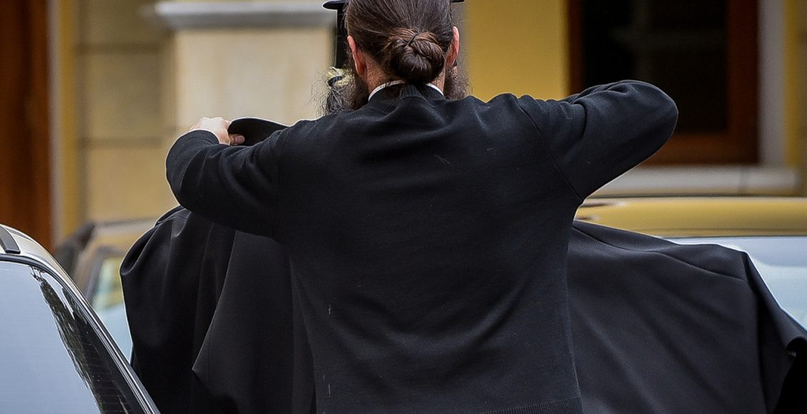 Πήγαινε-στο-Άγιο-Όρος-και-συνελήφθη-για-οδήγηση-χωρίς-δίπλωμα:-Τελικά-ήταν-ρασοφορεμένος-Ρουμάνος-με-ευρωπαϊκό-ένταλμα