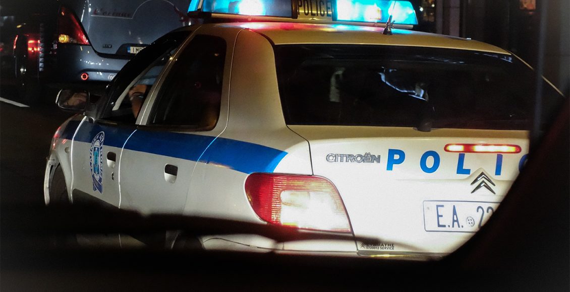 Μεθυσμένος-25χρονος-πήρε-σβάρνα-παρκαρισμένα-αυτοκίνητα-στην-Αρτέμιδα-και-μετά-έβγαλε-μαχαίρι-στους-αστυνομικούς