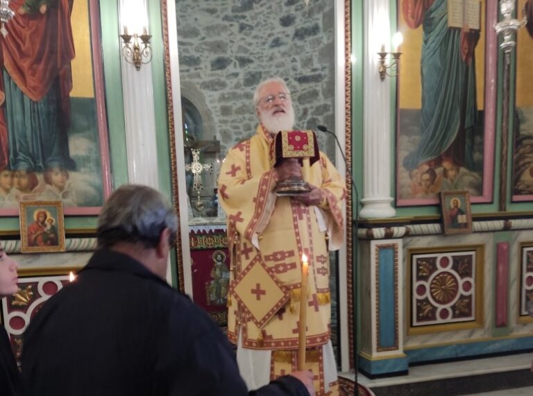 Ο-Μητροπολίτης-Αρκαλοχωρίου-στο-Θραψανό-Πεδιάδος