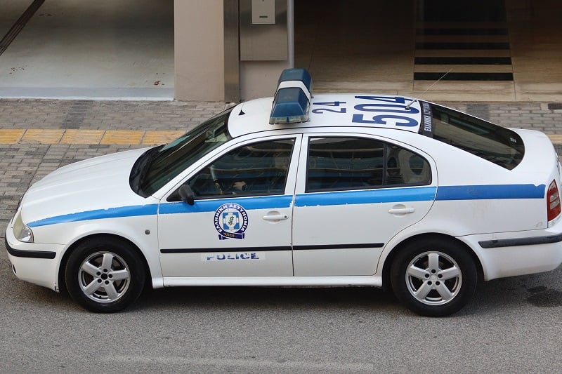 Συνελήφθη-στην-Αρτέμιδα-25χρονος-που-απείλησε-με-μαχαίρι-αστυνομικούς