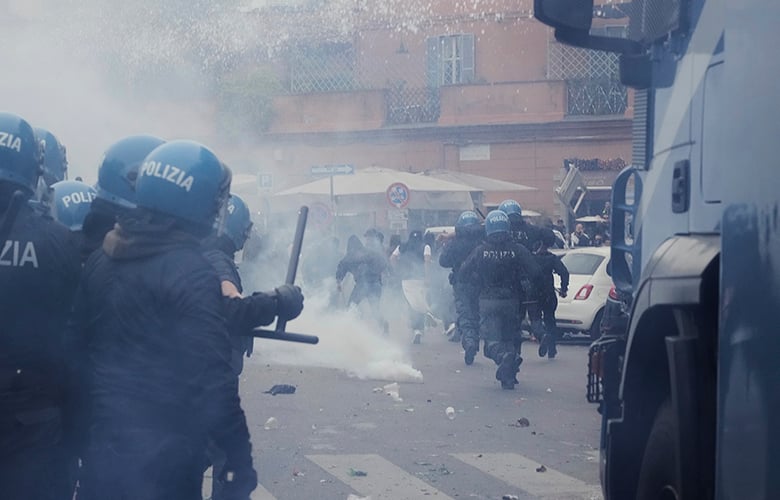 Σοκαρισμένοι-στην-Ιταλία-από-τους-βανδαλισμούς