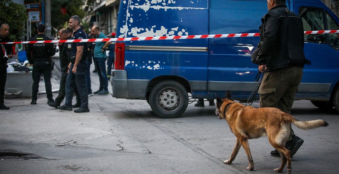 Τα-νεότερα-για-την-έκρηξη-στον-Κολωνό-με-τους-4-τραυματίες-και-το-σακίδιο-«παγίδα»-–-Εκρηκτικός-μηχανισμός-με-τηλεχειριστήριο-και-οι-έρευνες-στους-ποινικούς