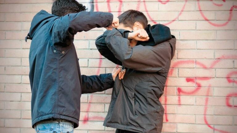 Πάτρα:-Ελεύθεροι-υπό-όρους-οι-τέσσερις-ανήλικοι-που-επιτέθηκαν-σε-15χρονο