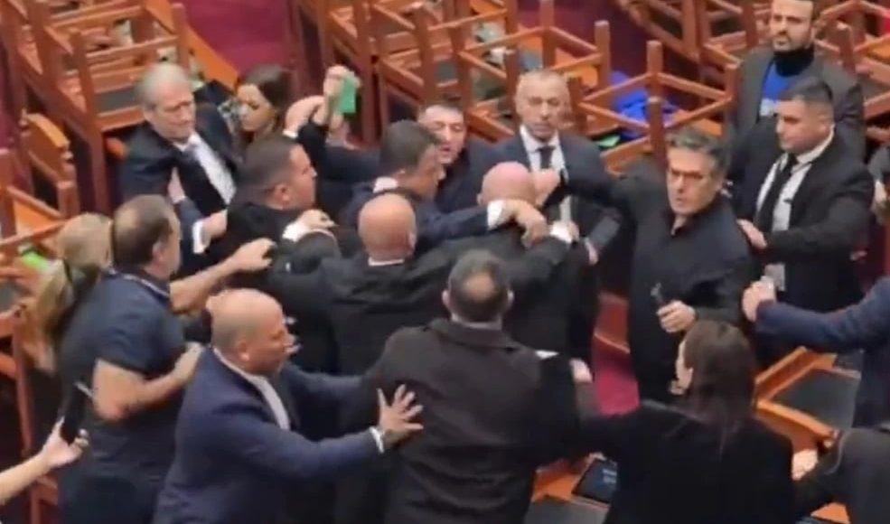 Επεισόδια-στην-αλβανική-Βουλή-μεταξύ-βουλευτών-της-κυβέρνησης-και-της-αντιπολίτευσης