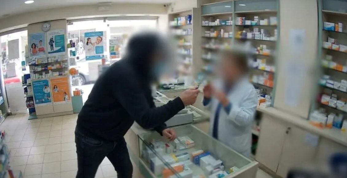 Λήστεψε-φαρμακείο-στην-Κρήτη-με-την-απειλή-κατσαβιδιού,-άλλαξε-ρούχα-και-πήγε-για-καφέ-–-Τι-είπε-όταν-τον-συνέλαβαν
