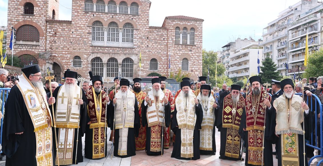 Πλήθος-κόσμου-στη-Λιτανεία-του-Αγίου-Δημητρίου-στους-δρόμους-της-Θεσσαλονίκης-(ΦΩΤΟ)