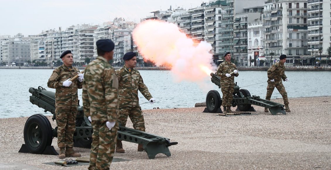 28η-Οκτωβρίου:-Άρχισαν-οι-εκδηλώσεις-για-τον-τριπλό-εορτασμό-στη-Θεσσαλονίκη-–-Έπαρση-της-σημαίας-στον-Λευκό-Πύργο-και-21-κανονιοβολισμοί