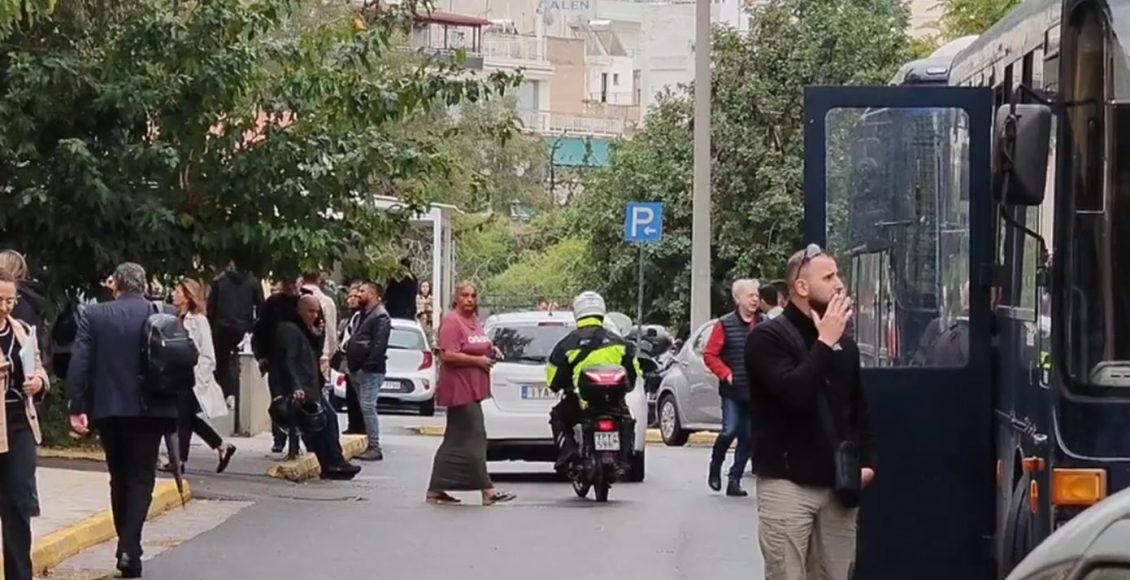 Στημένα-στο-μπάσκετ:-Η-μεταγωγή-της-Βάσως-Τσαρούχα-στην-Ευελπίδων-–-Οδηγήθηκε-στο-κτίριο-9-για-να-απολογηθεί