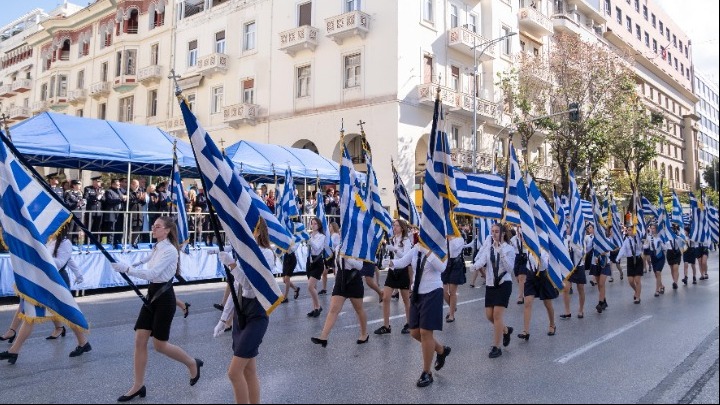 Μαθητική-παρέλαση-για-την-28η-Οκτωβρίου-στη-Θεσσαλονίκη-–-Εικόνες-και-βίντεο