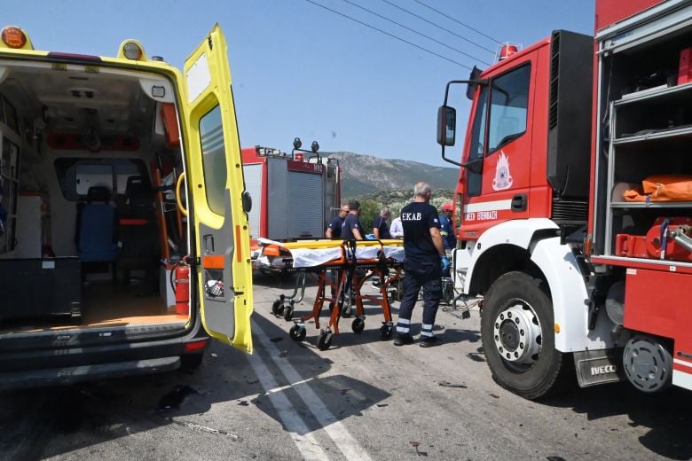 Πέντε-τραυματίες-από-σύγκρουση-βαν-με-επιβατικό-στον-Βόρειο-Οδικό-Άξονα-Κρήτης