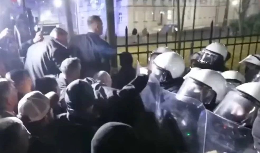 Πολιτική-κρίση-στην-Πολωνία:-Ο-πρόεδρος-Ναβρότσκι-έσπευσε-στο-Συνταγματικό-Δικαστήριο-που-βρίσκεται-σε-κλοιό-αστυνομικών
